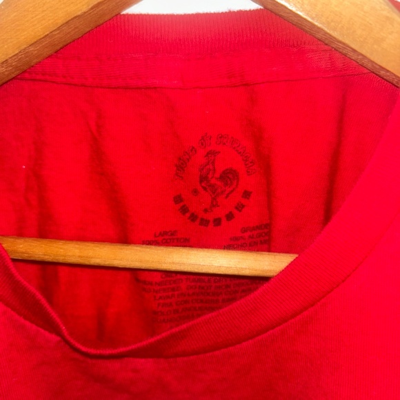 Official Sriracha Hot Chili Sauce Graphic Tee – Red, Size L - Picture 3 of 5